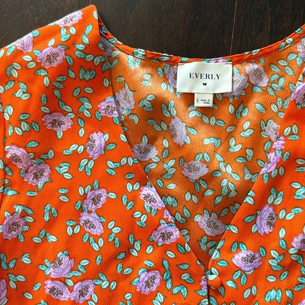 Everly Orange and purple floral blouse size S - Picture 2 of 3